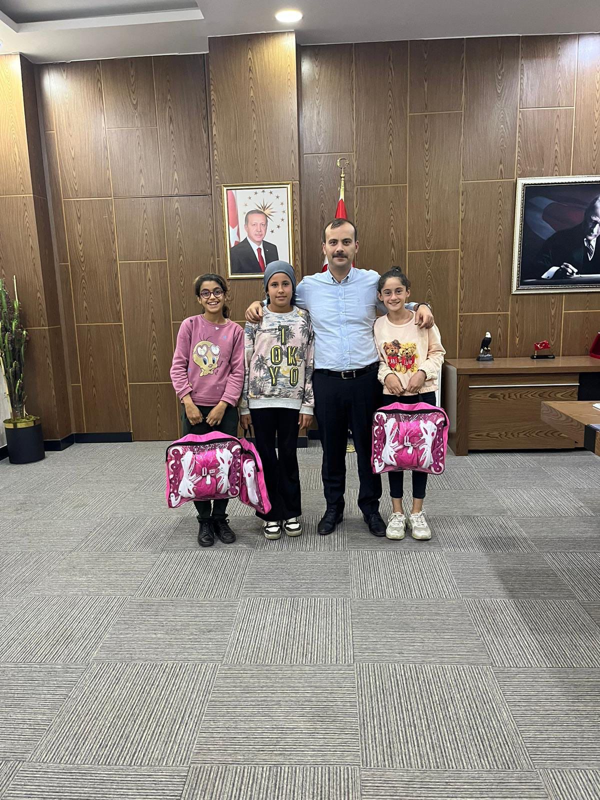 Kaymakamımız Kerem YENİGÜN 'den Miniklere hediye